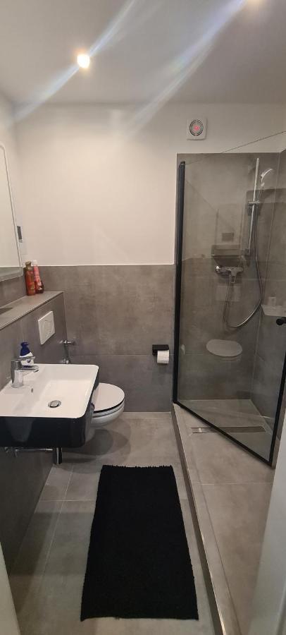 Schoene 2 Zimmer Apartment In Krefeld City, Monteur Wohnung Netflix & Prime Eksteriør billede
